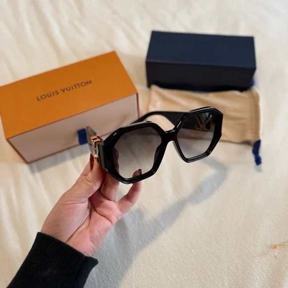 Louis Vuitton Black Hexagonal Oversized Sunglasses - Picture 3 of 7